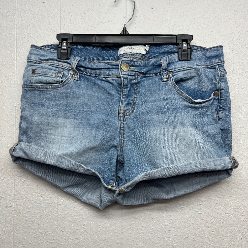Torrid Medium Wash Rolled Hem 5-Pocket Women's Shorts Size 12 Stretch